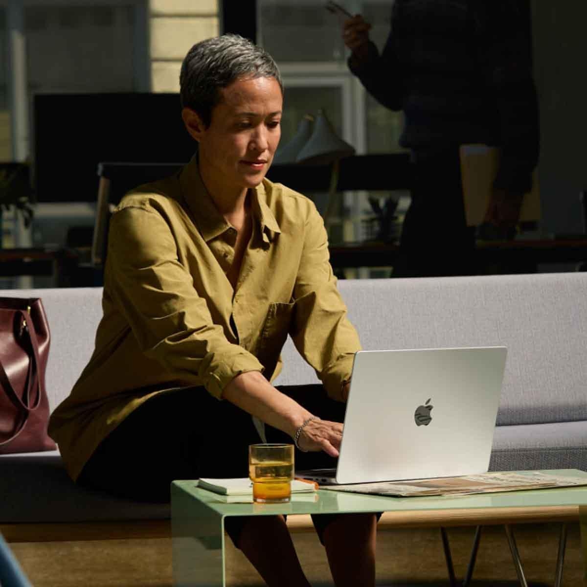 أبل ماك بوك برو M5 مع معالج CPU عشاري النواة وGPU عشاري النواة