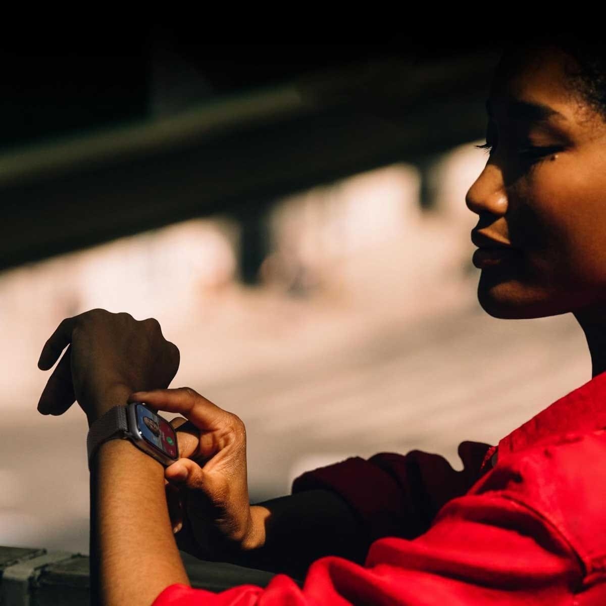 أبل واتش سيريس 11 ساعة ذكية نظام تحديد المواقع مقاس 42 مم بهيكل ألومنيوم أسود جيت مع سوار سبورت أسود - M/L