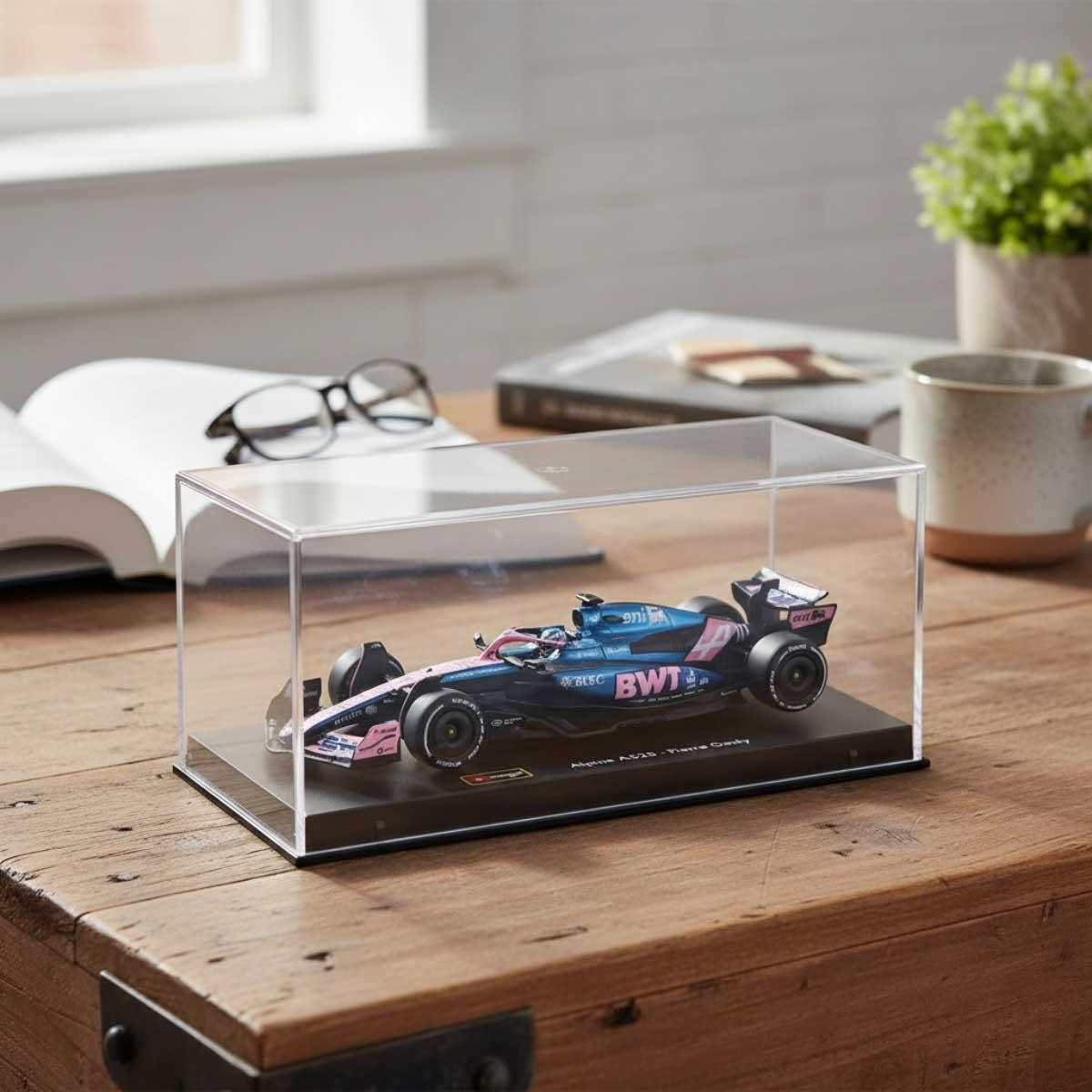 بوراغو سيارة ألبين A525 موديل معدن مصبوب بمقياس 1:43 مع خوذة للأولاد، 13+ سنوات