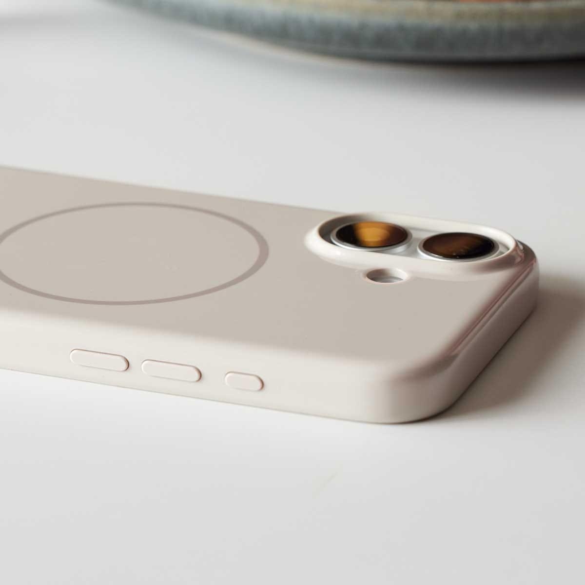 بيتس غطاء مع MagSafe لآيفون 16 - ستون ساميت