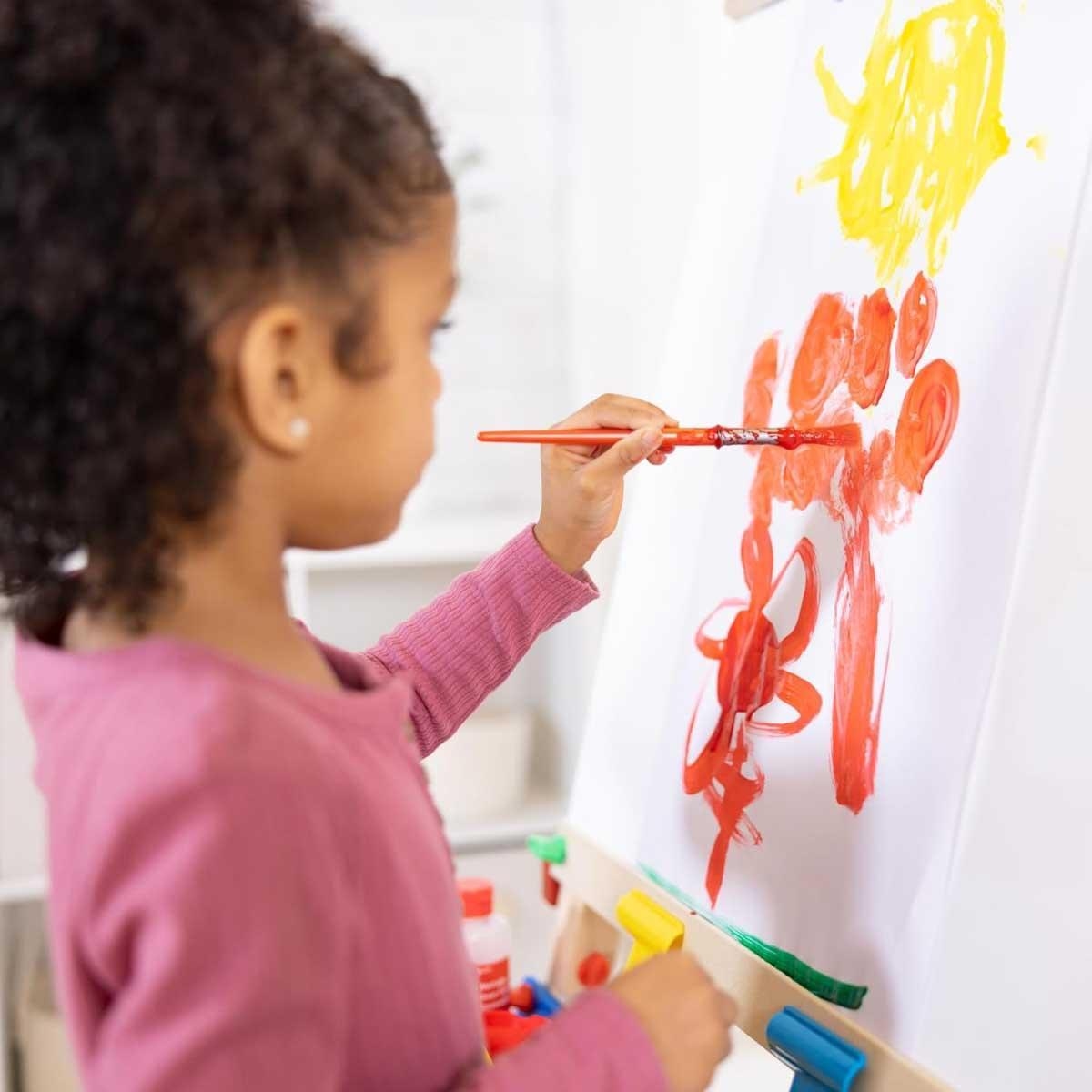 ميليسا آند دوغ حامل رسم فني ديلوكس قائم مع سبورة قابلة للمسح الجاف للجنسين، 3-4 سنوات