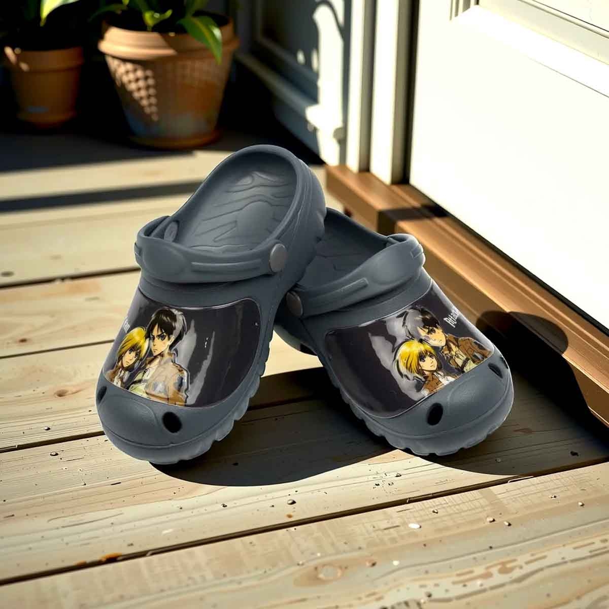 أتاك أون تايتن صنادل خفيفة مريحة للأطفال مع فتحات تهوية باللون الرمادي