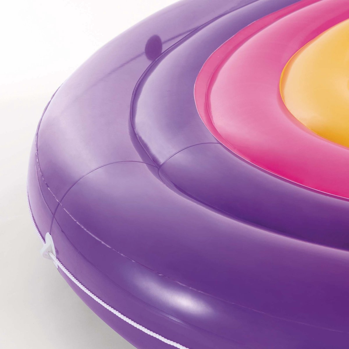 إنتكس كرسي استرخاء في الماء بتصميم جزيرة قوس قزح للجنسين