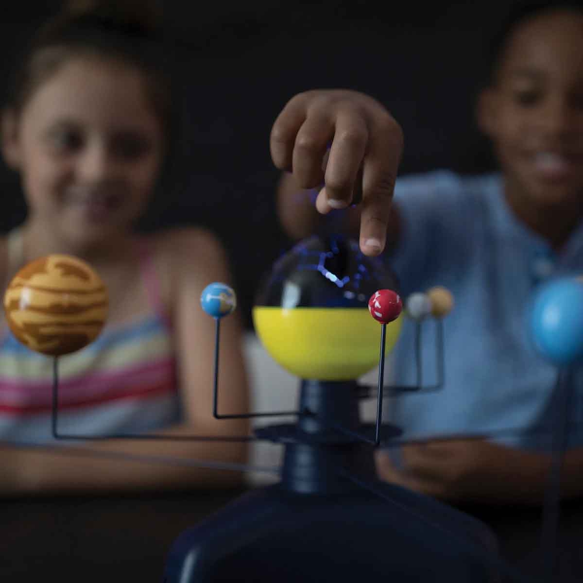 ليرننغ ريسورسز النظام الشمسي المتحرك مع عرض آلي جيو سفاري للجنسين، 8-10 سنوات