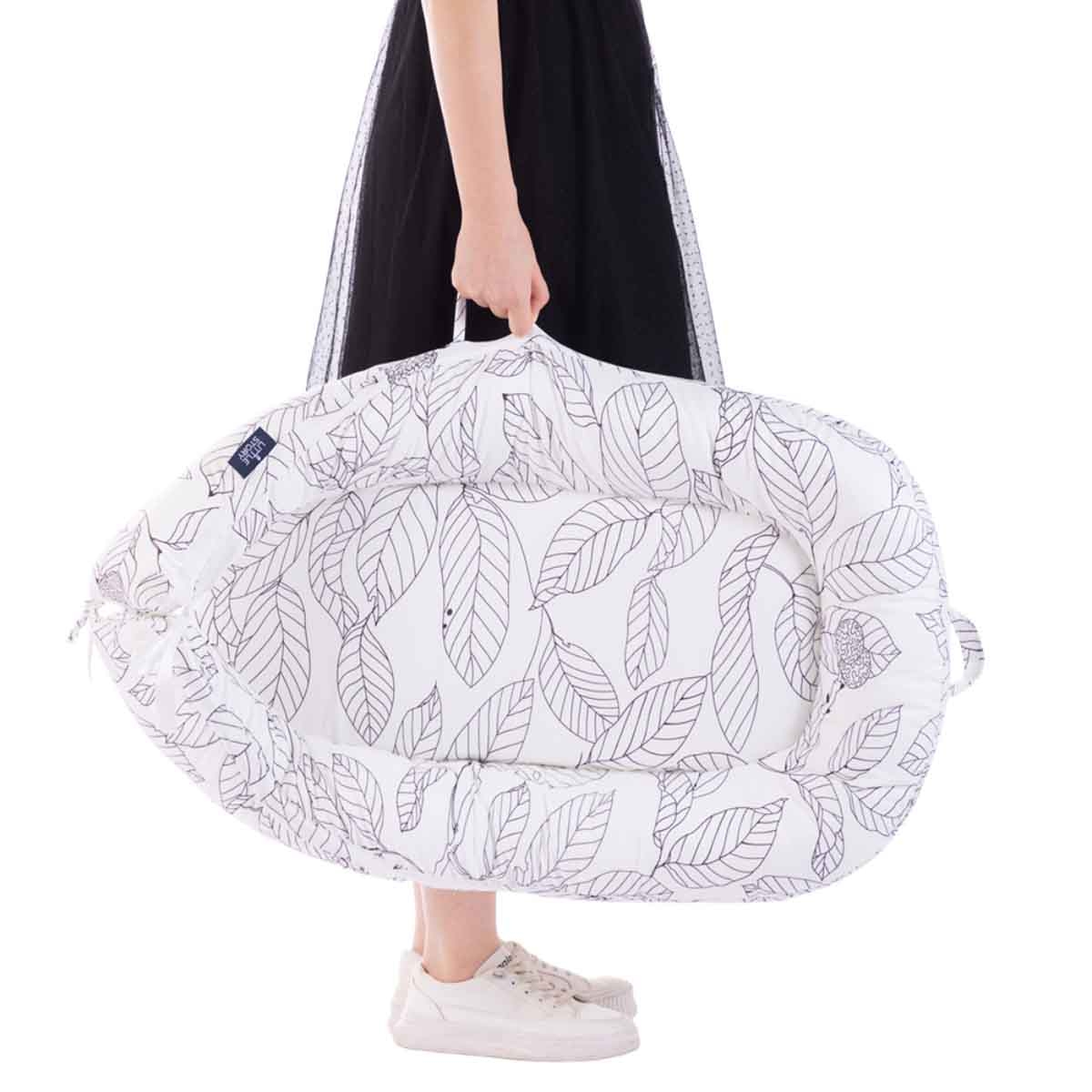 ليتل ستوري سرير استرخاء للمواليد بحشوة لينة قابلة للتنفس — فلورا أبيض رمادي للأطفال، 0–2 سنة