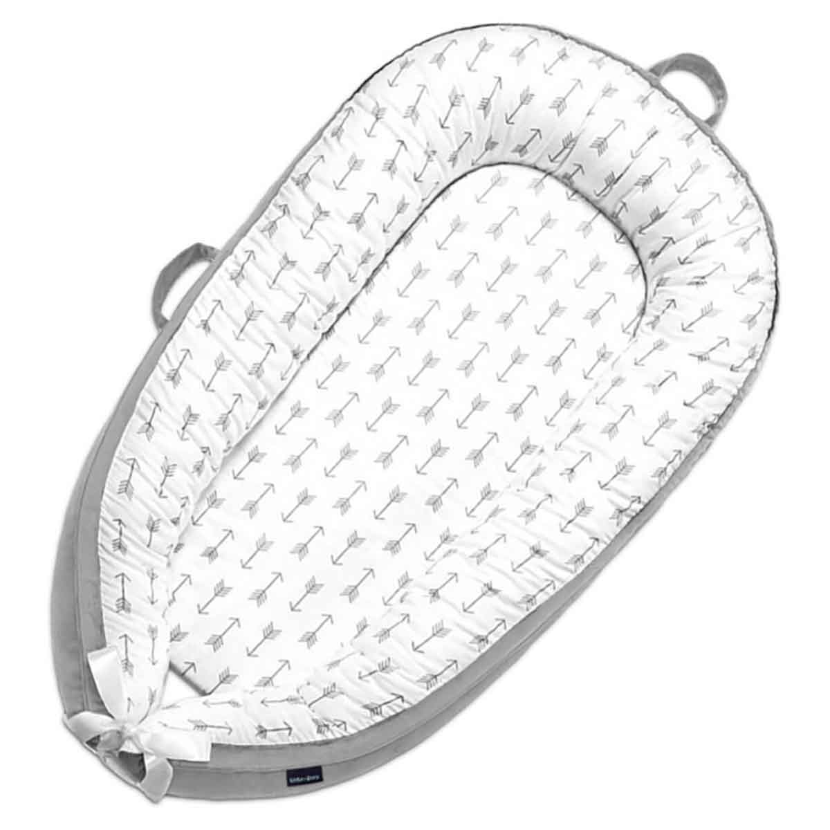 ليتل ستوري سرير استرخاء لحديثي الولادة بحشوة ألياف ناعمة وقابلة للتنفس – رمادي بنقشة الأسهم