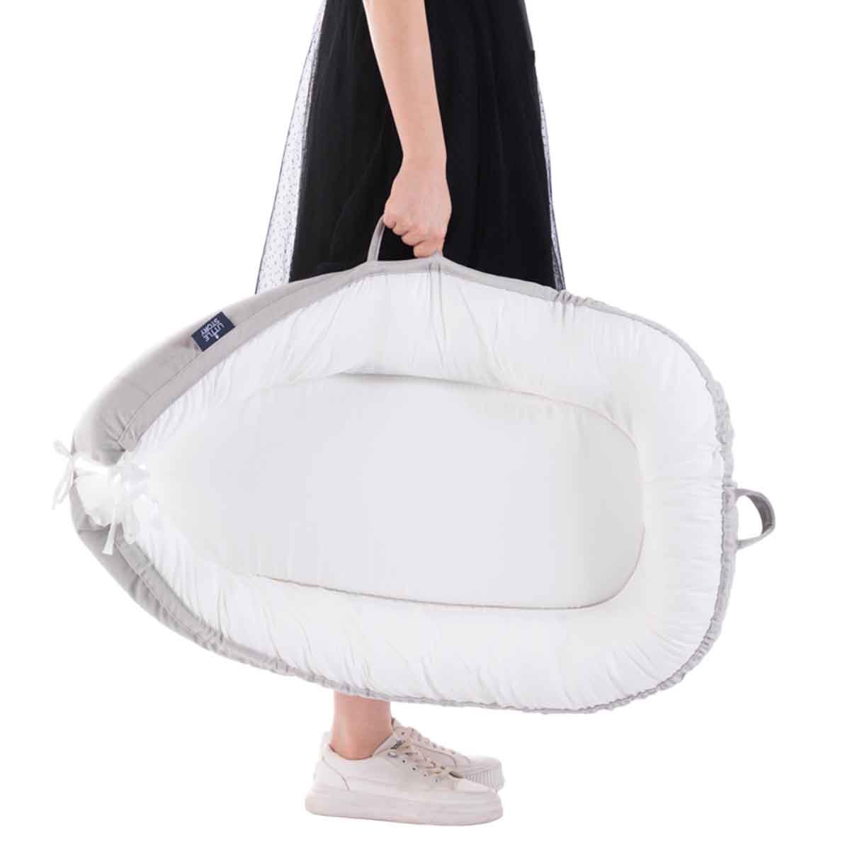 ليتل ستوري سرير استرخاء للمواليد بحشوة لينة قابلة للتنفس — رمادي سادة للأطفال، 0–2 سنة