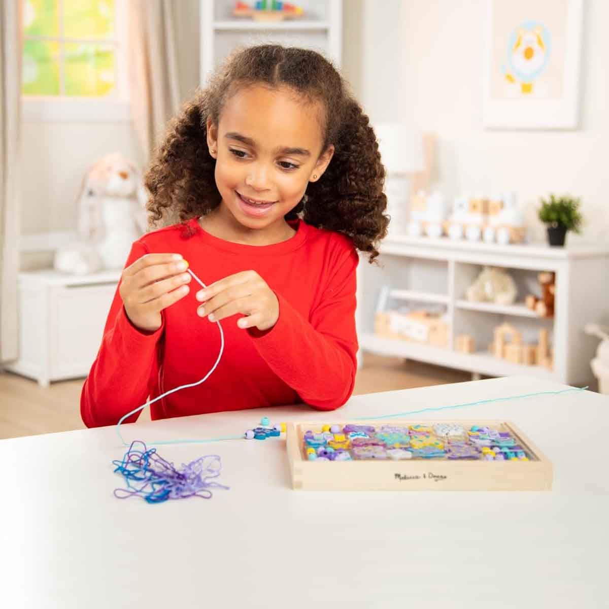 ميليسا آند دوغ مجموعة خرز خشبي على شكل فراشات اصنعها بنفسك للجنسين، 5-7 سنوات