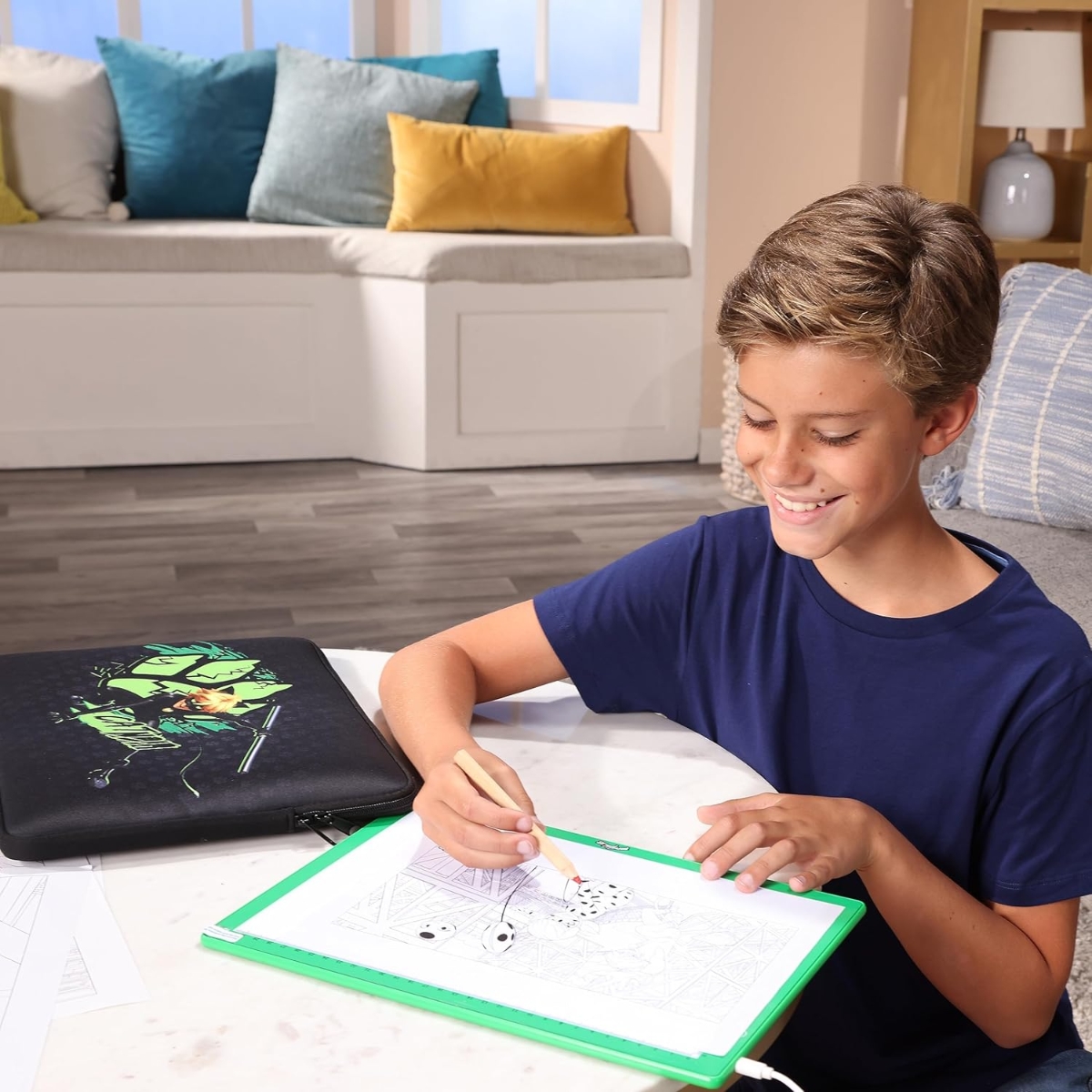 ميراكولوس كات نوار مجموعة رسم لوح إضاءة LED محمول بحجم A4 للبنات، 5-7 سنوات