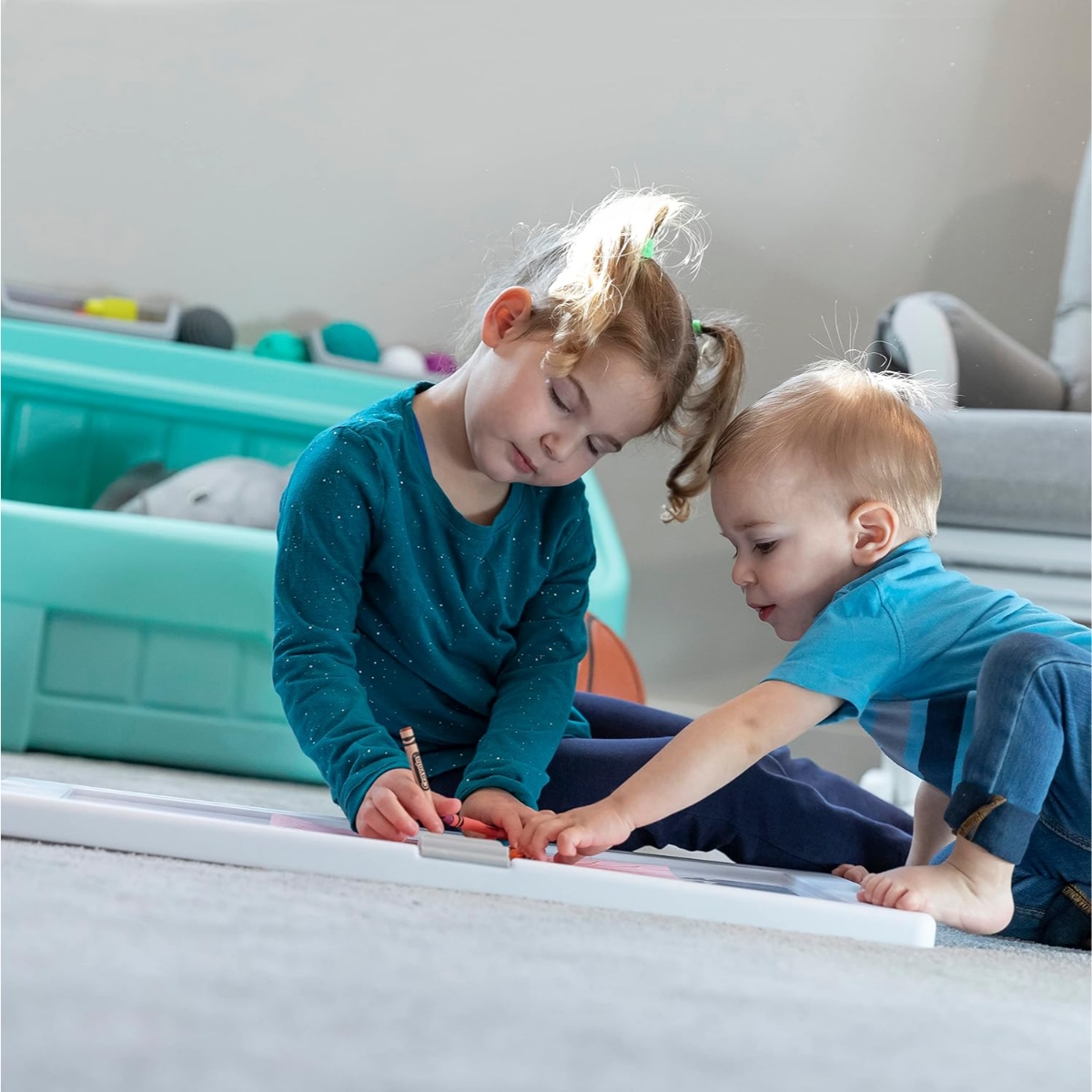 ستيب2 صندوق العاب 2 في 1 مع غطاء فني للجنسين، 3-4 سنوات