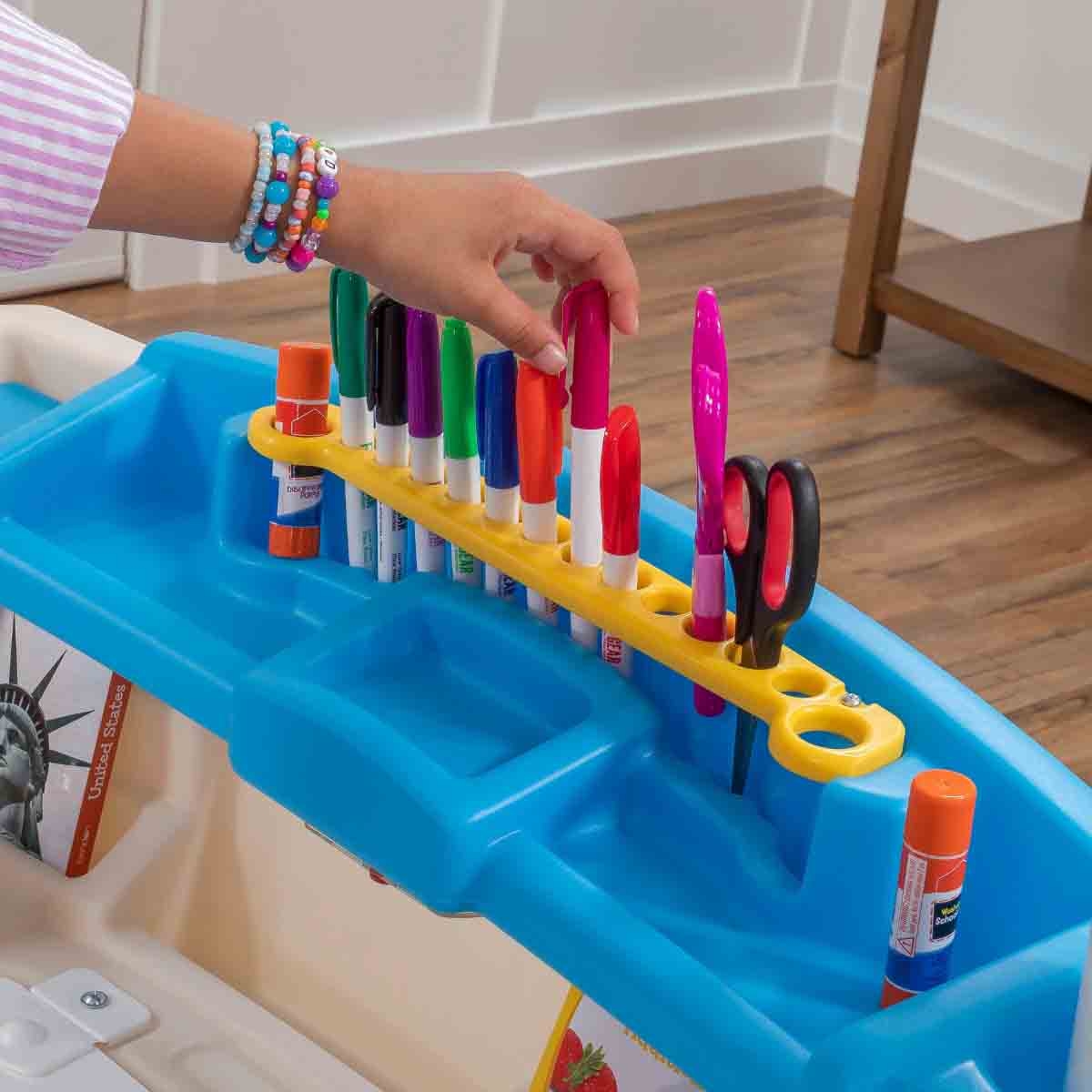 ستيب 2 طاولة مكتب ارت ماستر ديلوكس للجنسين، 5-7 سنوات