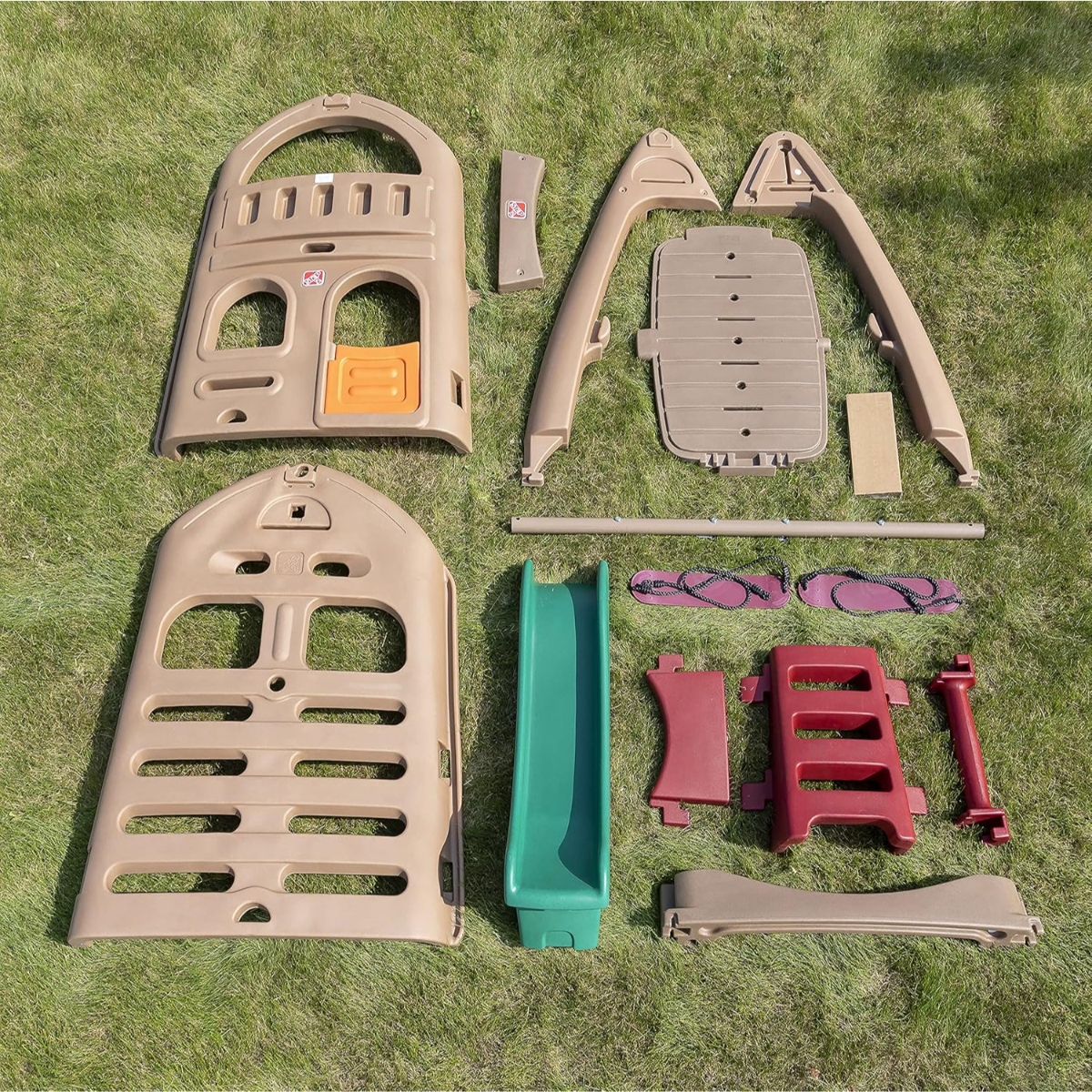 ستيب2 بيت لعب بتصميم طبيعي مع تسلق وأرجوحة للجنسين، 3-4 سنوات