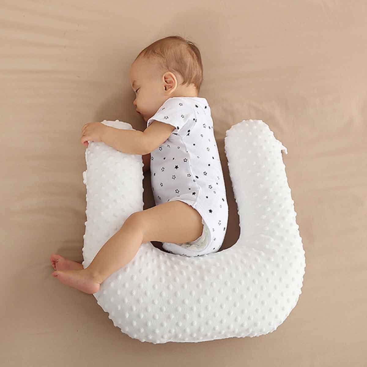 صنفينو وسادة حليب للأطفال مضادة للانسكاب على شكل U مع قاعدة مائلة 10°