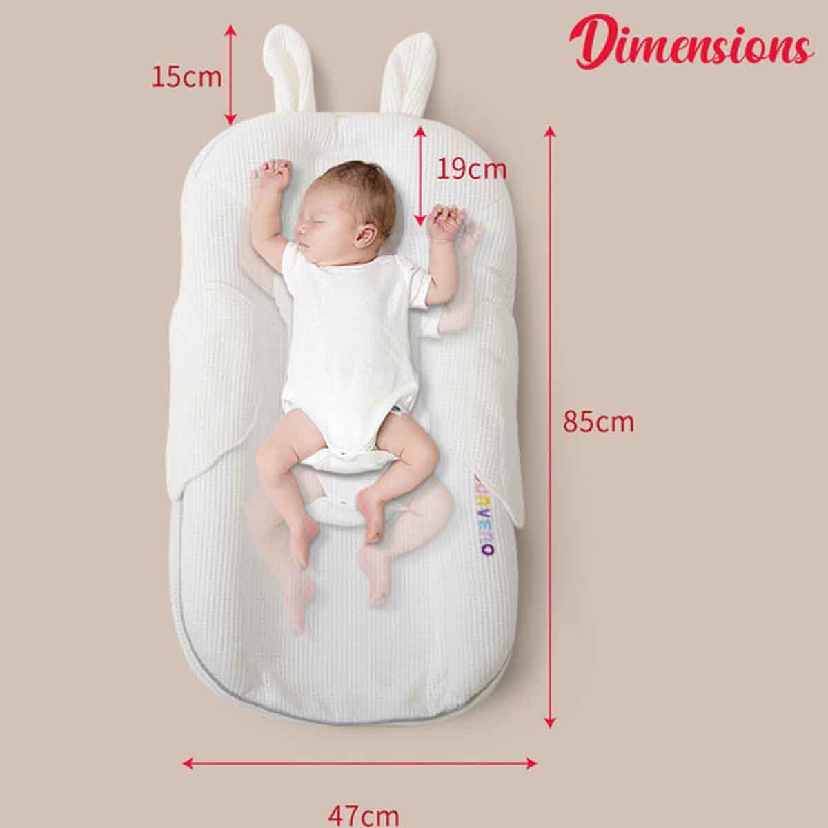 صنفينو وسادة حليب للأطفال مضادة للانسكاب على شكل U باللون الأبيض مع قاعدة مائلة ووسادة جانبية