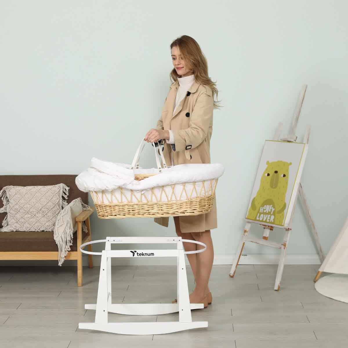 تيكنوم مهد موسى من الخوص مع طقم مفروشات وفل أبيض وحامل هزاز أبيض خشب بني، 0-2 سنوات
