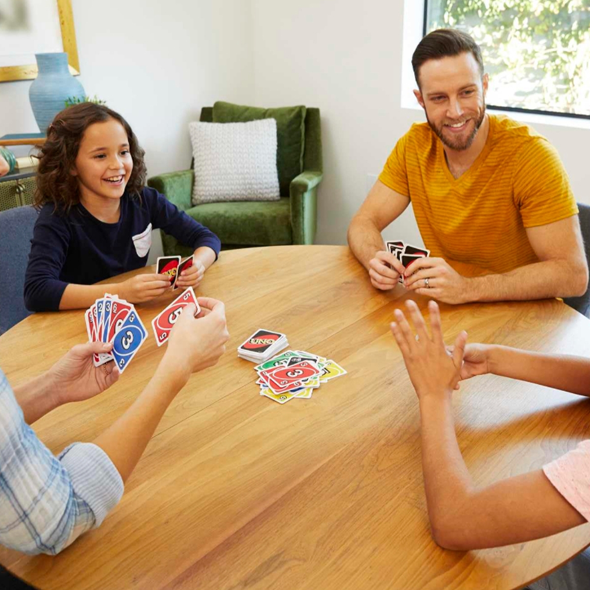 أونو لعبة بطاقات مع حامل عرض للجنسين، 8-10 سنوات